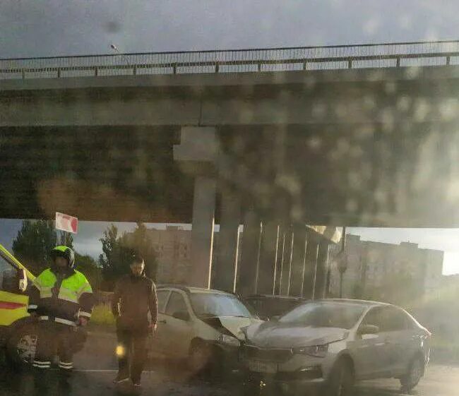 11. дтп и стороны тулы в сторону калуги. авария на новом мосту астрахань вчера. серебряные пруды московская область авария на мосту 2005. авария на телецентре под мостом в омске.