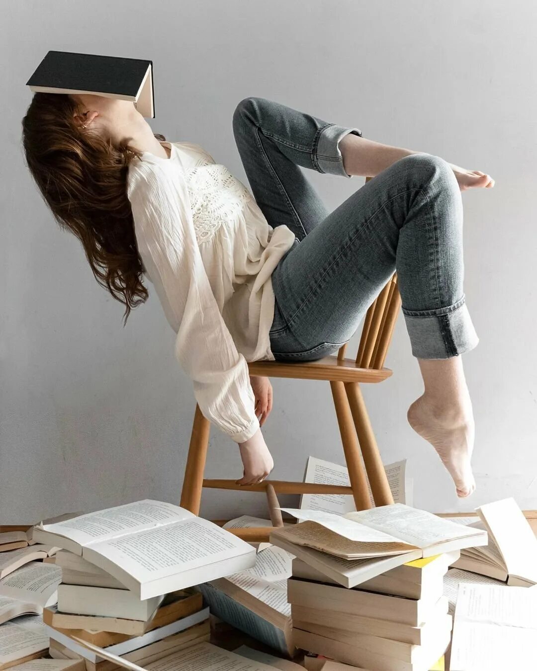 Девушка устает после работы. Девушка с книгой. фотосессия с книгой. уставшая девушка. идеи для домашней фотосессии.