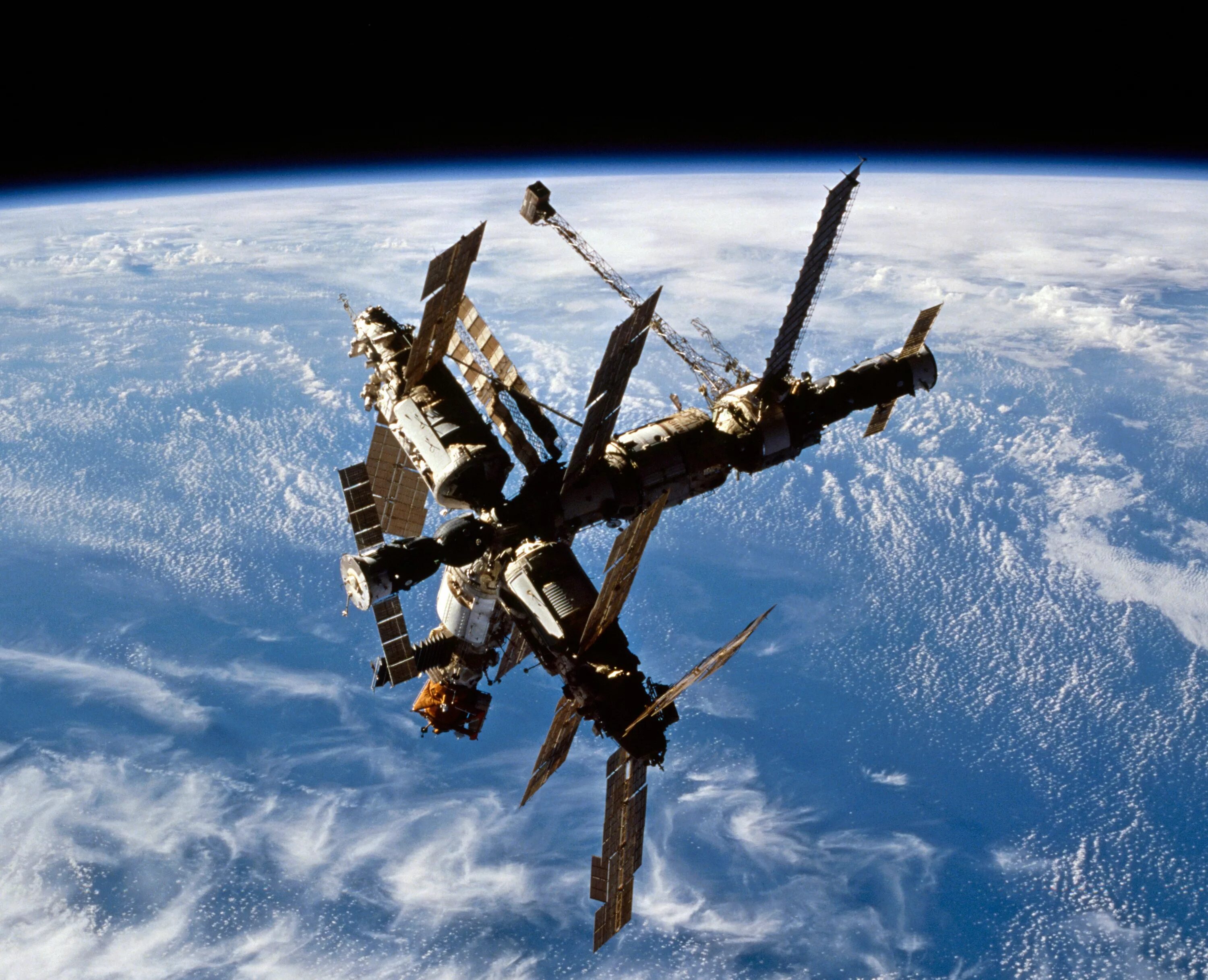 Space station. Станция мир 1986. Орбитальная Космическая станция мир 1986. 1986 Запущена Советская орбитальная станция «мир». Первая многомодульная орбитальная станция («мир»)..