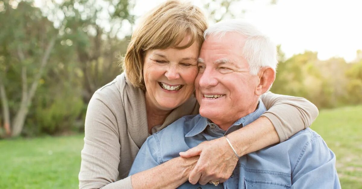 Пенсионер м. Счастливые пенсионеры. Счастливая пара пенсионеров. Радостные пенсионеры. Пенсионеры улыбка.