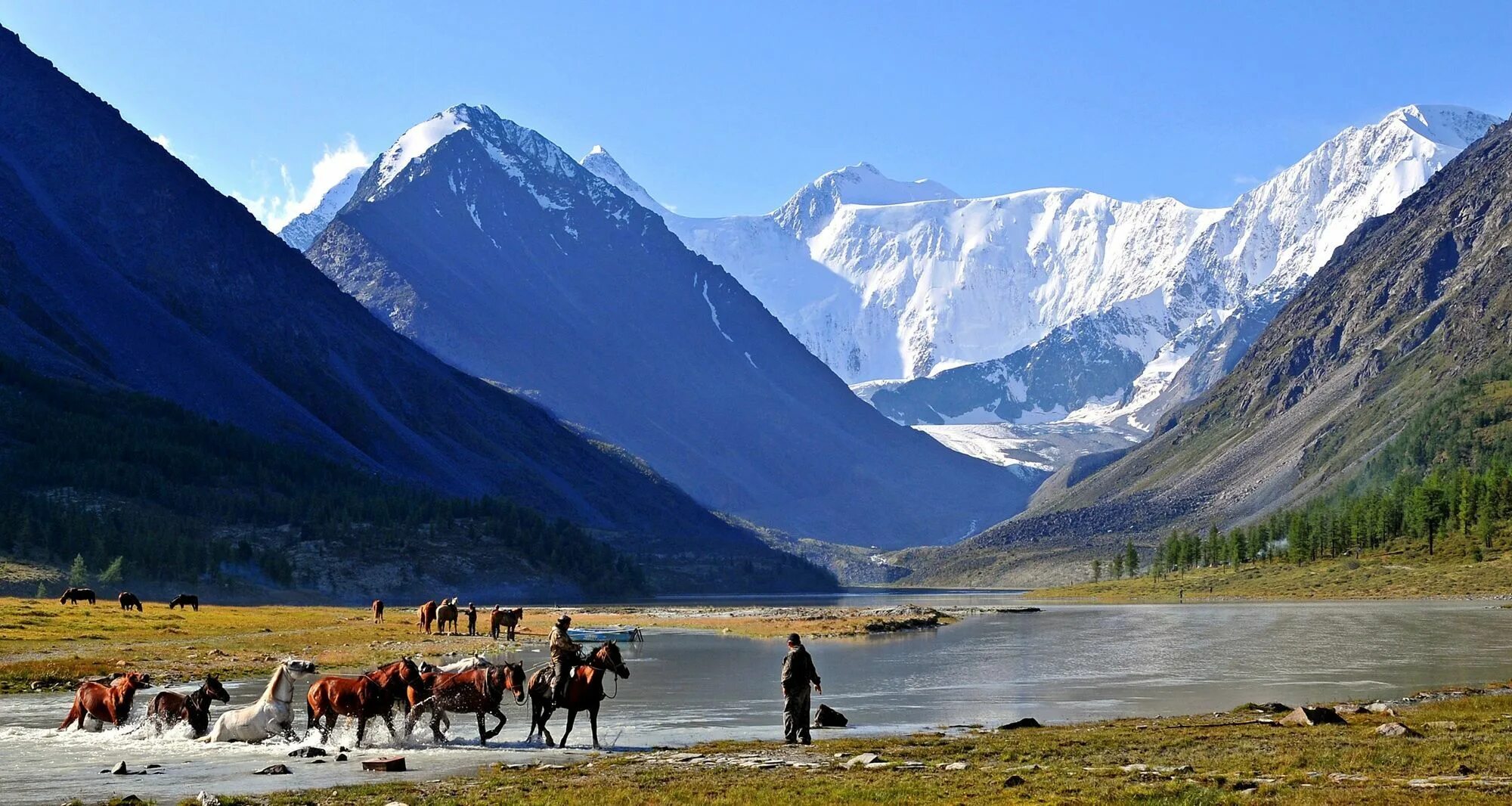 Природные страны казахстана. Гора Белуха, горный Алтай. Алтайские горы Белуха. Алтай. Белуха озеро Аккем. Долина реки Аккем Алтай.