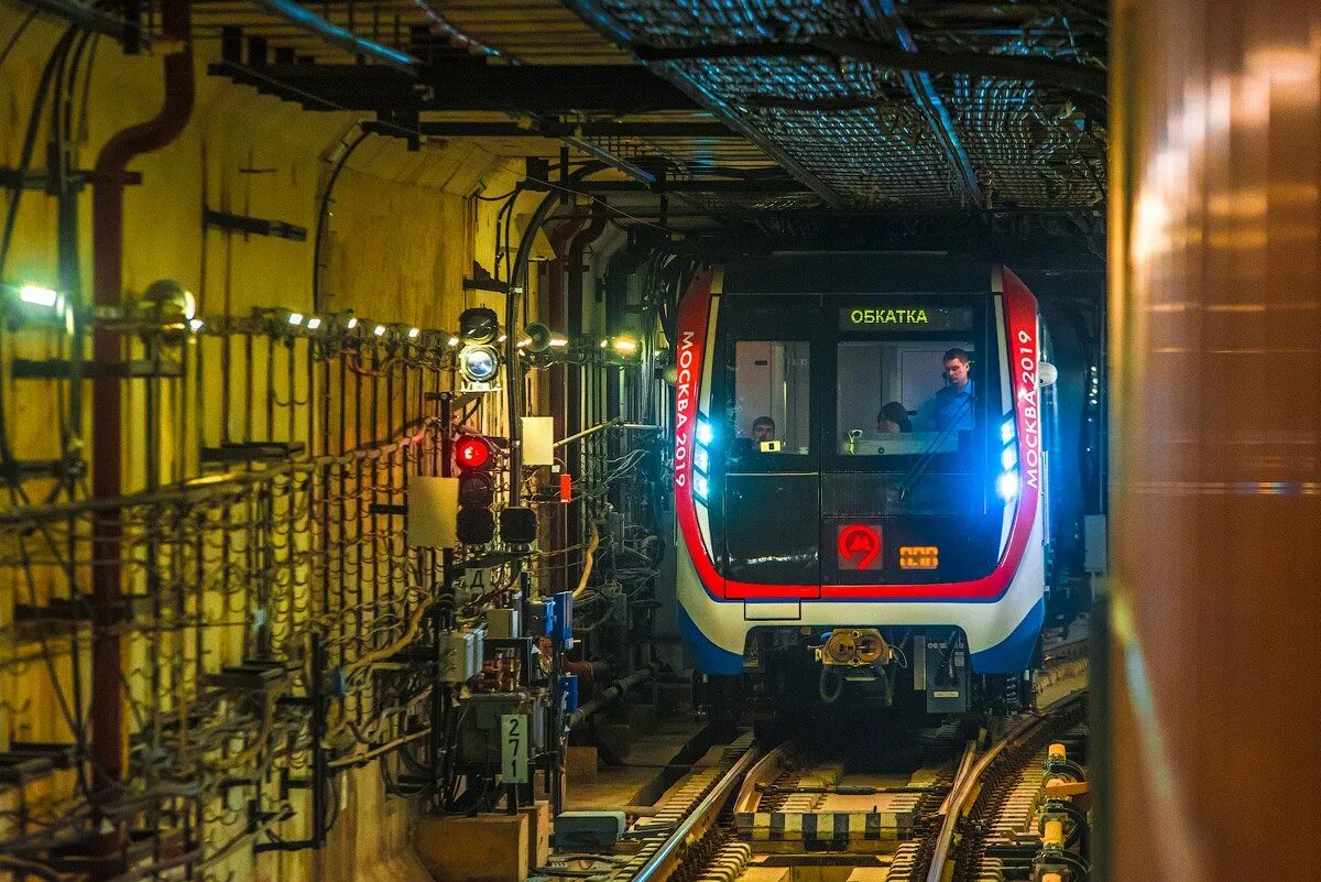 Метро идет. Поезда Московского метрополитена. Станция Бранево метрополитена. Электропоезда Московского метрополитена. Поезд Москва 2020 метро спереди.