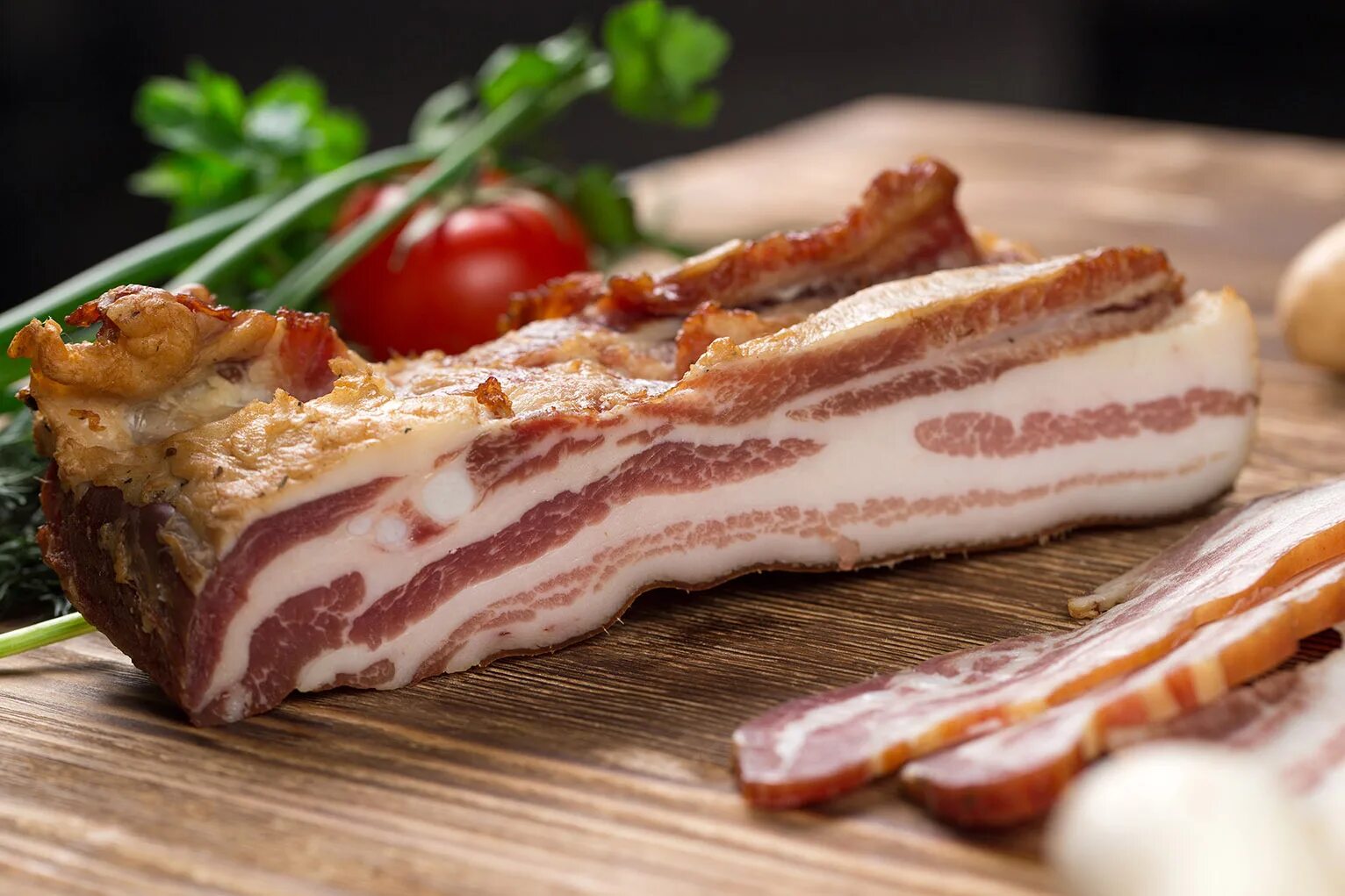 Сало соленое шпик. Грудинка в луковой шелухе. Грудинка в шелухе. Грудинка свиная в луковой шелухе. Сало с прослойкой мяса.