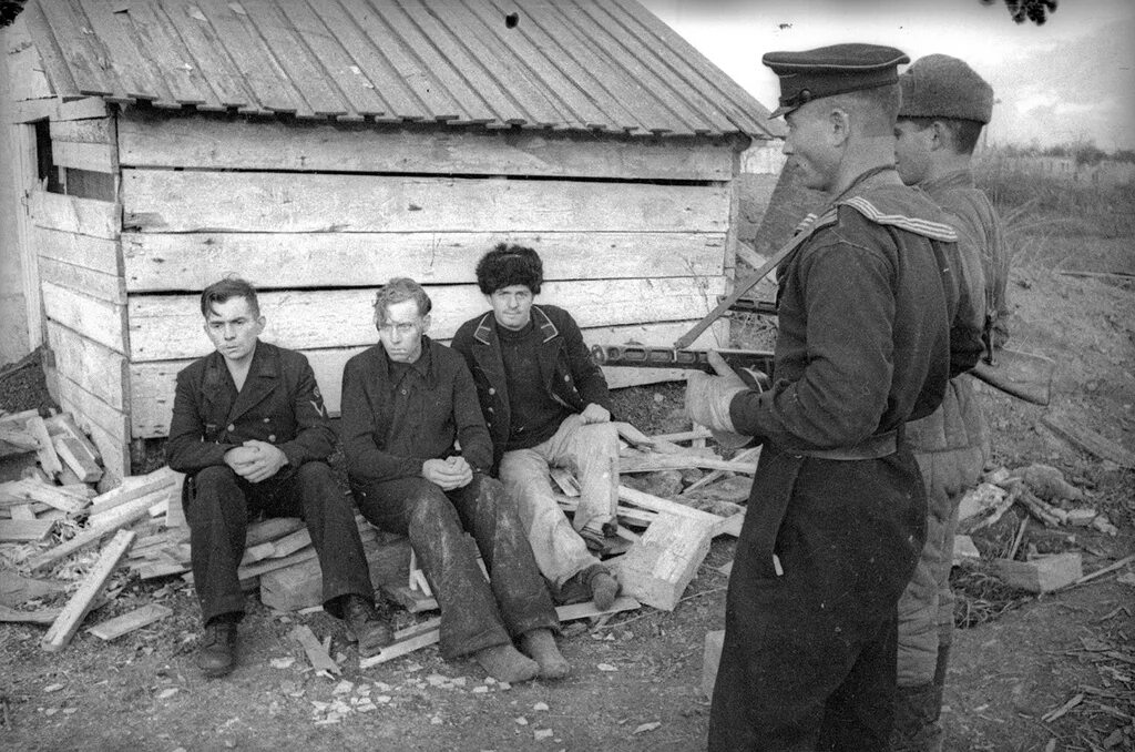 1944 сколько лет человеку. Пленные советские солдаты 1941. Советские военнопленные 1944. Пленные немецкие солдаты 1944. Пленные финские солдаты 1944.