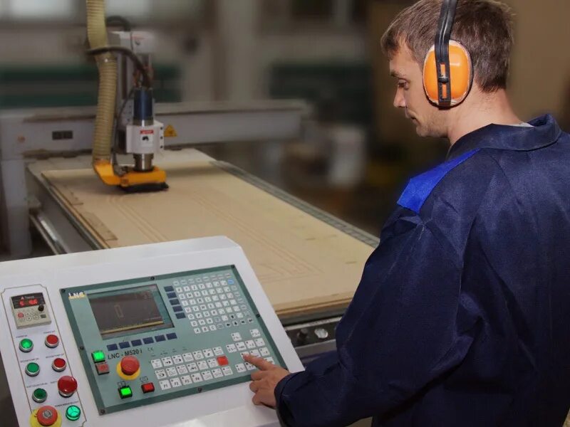 координатный станок по металлу с чпу nc 210. оператор станка с чпу/cnc. стойка чпу nc400. Heidenhain фрезерный станок с чпу. стойка siemens sinumerik 828d.