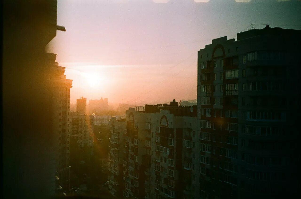 Панельные дома ночью. Одинцово дом среди высоток. Одинцово дом во дворе многоэтажки. Среди многоэтажек. Хрущевки ночью.