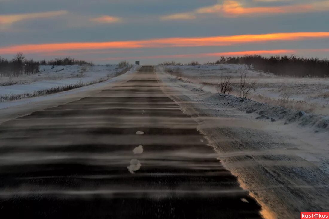 поземка это. поземка это. низовая метель. поземка это. поземка на дороге.