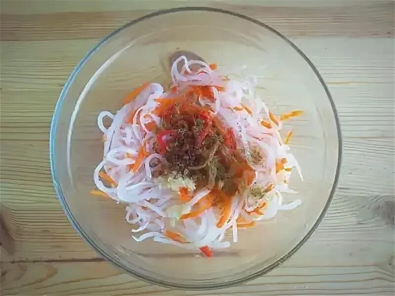 Редька дайкон по корейски. Корейские салаты. Маринованный дайкон по корейски рецепт. Закуска из дайкона и кальмаров. Маринованный дайкон по-корейски.