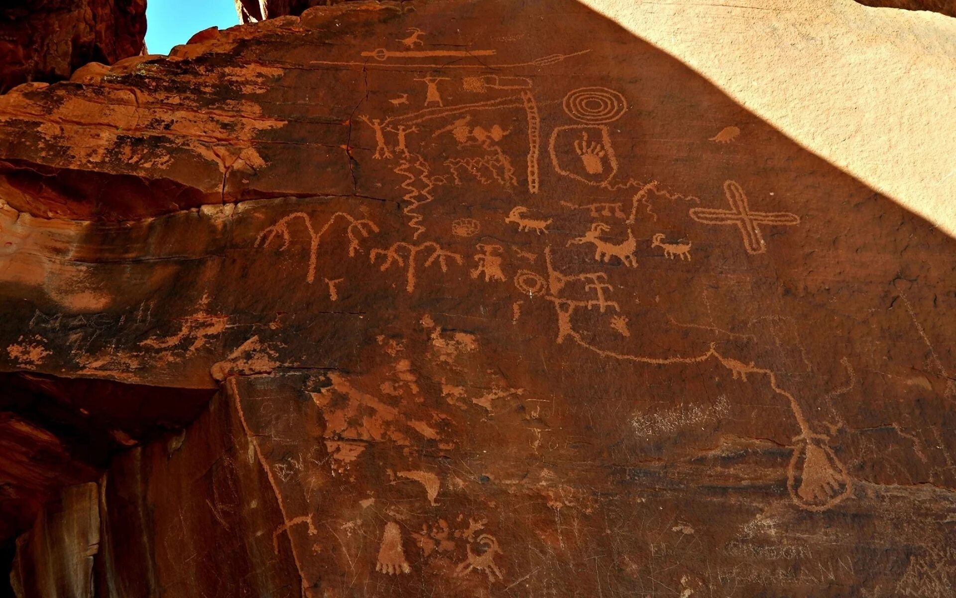 Наскальные рисунки древних людей мамонт. Скала рисунок. Наскальные письмена древних людей. Петроглифы забайкалья окладников. Ущелье гасулья.