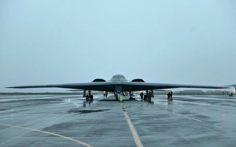 Стратегический бомбардировщик b 2. B-2 spirit: стелс-бомбардировщик. b-2 spirit stealth bomber. бомбардировщик б2 спирит.