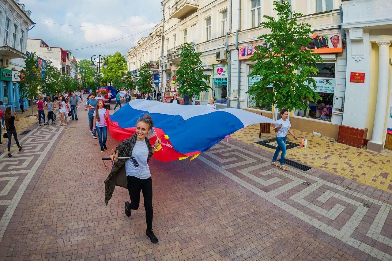 Флаг симферополя. Сквер народного единства симферополь. крым симферополь флаг россии. флаг города симферополь.