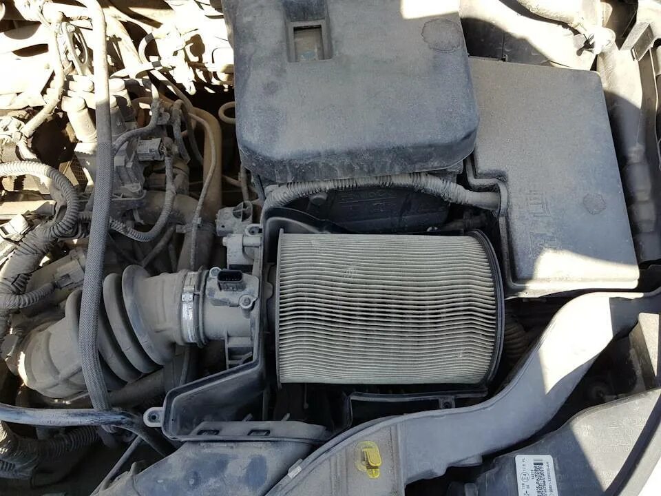 Фильтр воздушный форд фокус 1. Фильтр воздушный форд фокус 2 1. Винт ford focus 2 воздушный фильтр. Фильтр воздушный воздушный форд фокус 3. Как поменять воздушный фильтр форд фокус.
