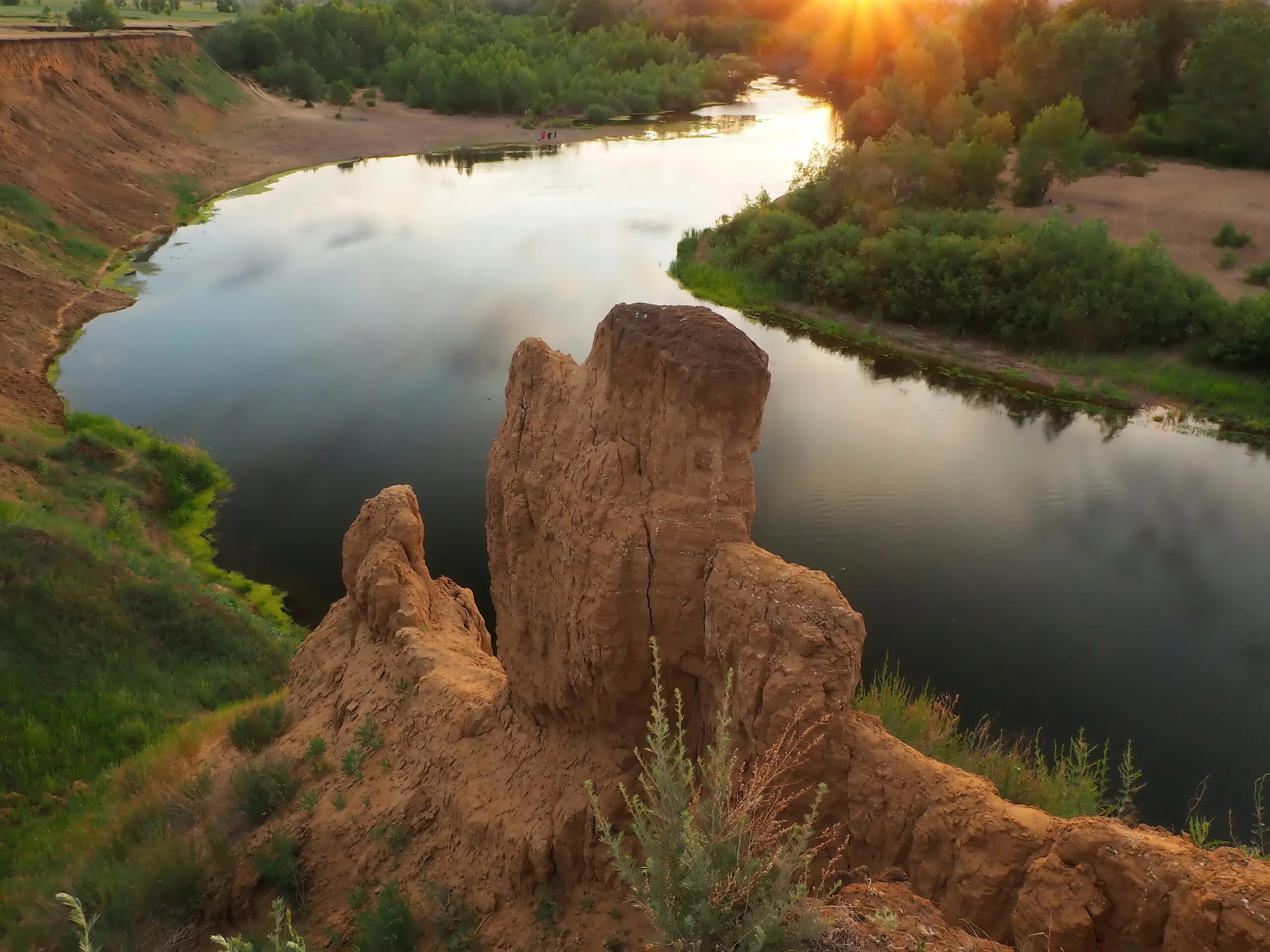 Реки оренбуржья. Река Урал Оренбург. Река Урал в Оренбургской области. Фото реки Урал в Оренбурге. Берег Урала.