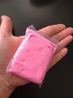 Розовый пластилин