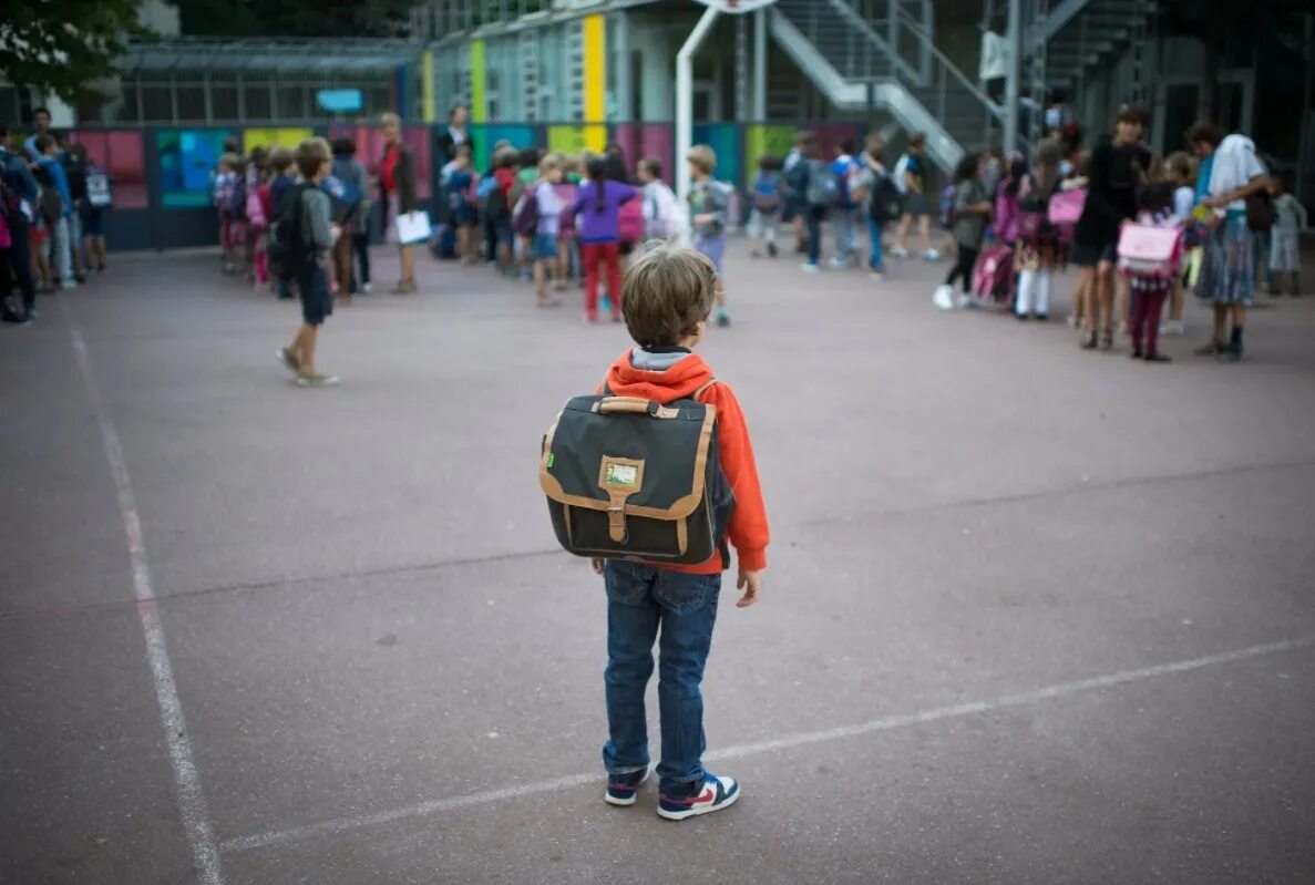 Дети идут в школу. Мальчик идет в школу. Ребенок с портфелем. Школьники идут в школу.