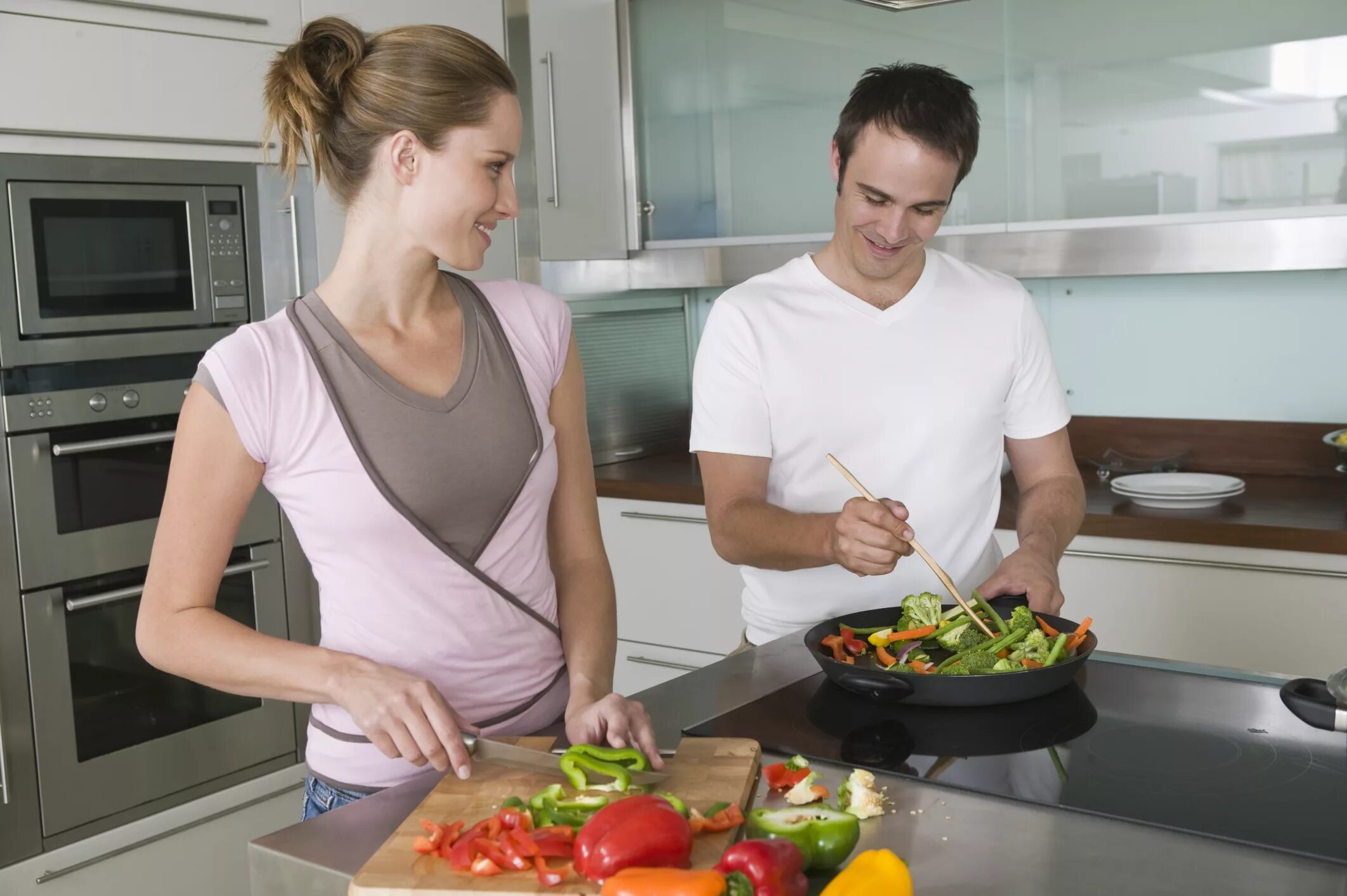 Wife cooking. Мужчина на кухне. Готовка на кухне. Мужчина и женщина на кухне. Женщина готовит.