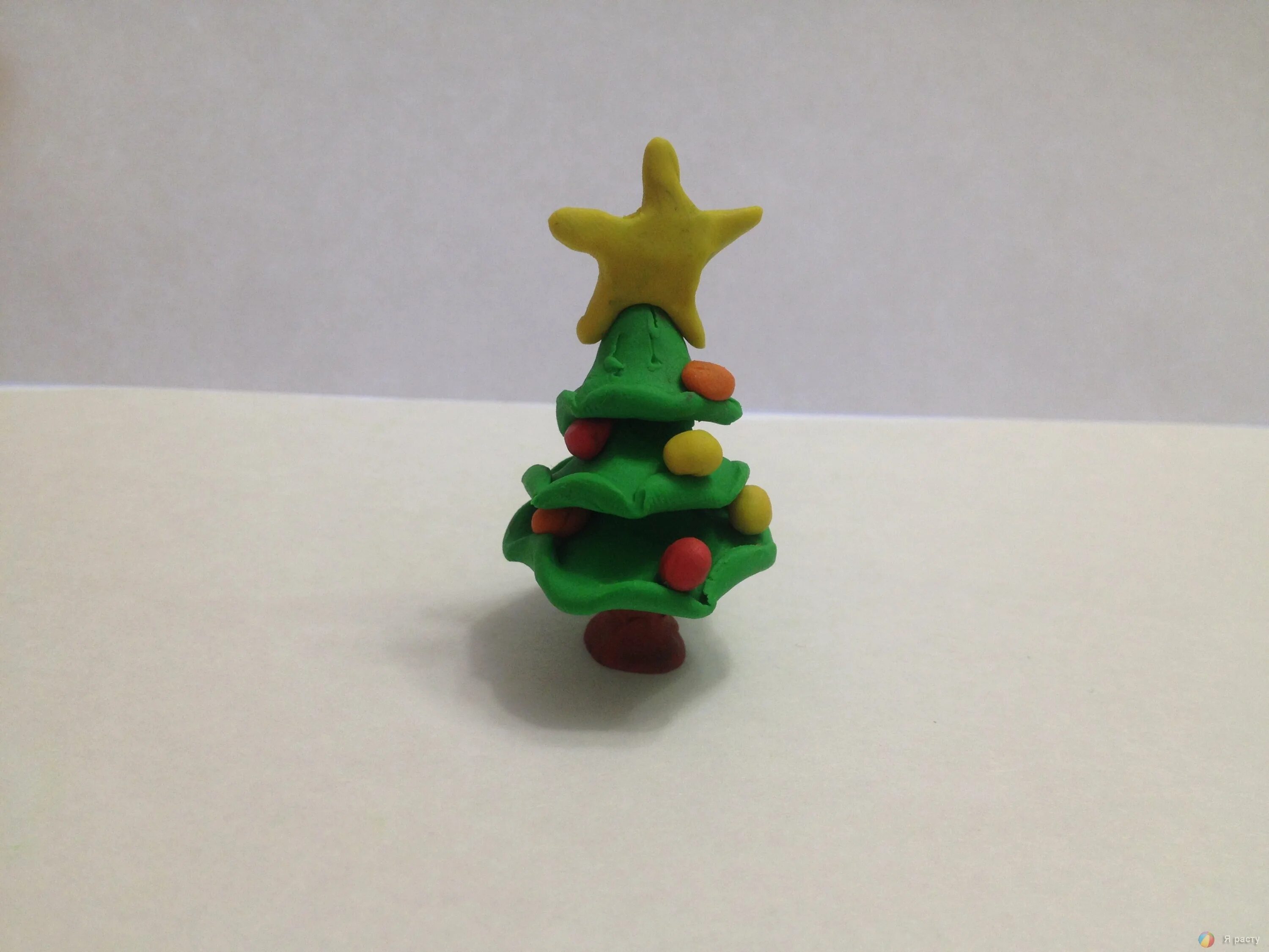 рисование пластилином елочка. поделка елка из пластилина. елка из пластилина. картинка елки из пластилина. новогодние поделки из пластилина.