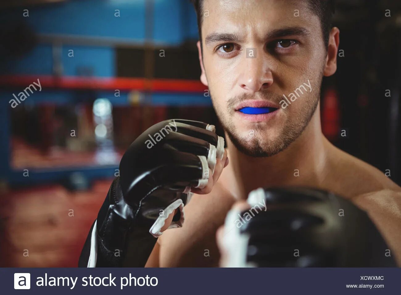 Боксер охранник. Охранник боксер. Mouthguard Boxing Fight. Mouthguards Boxing photo. Mouthguard Flying out Boxing.