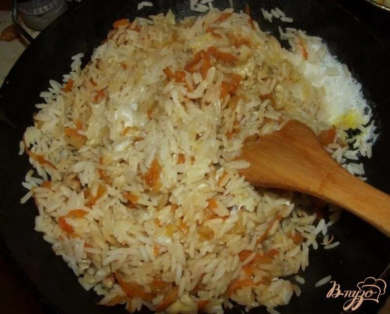 Рис с подливкой. Рис с овощами и соевым соусом. Рис с овощами на сковороде с соевым соусом. Рис с мясом и овощами на сковороде.
