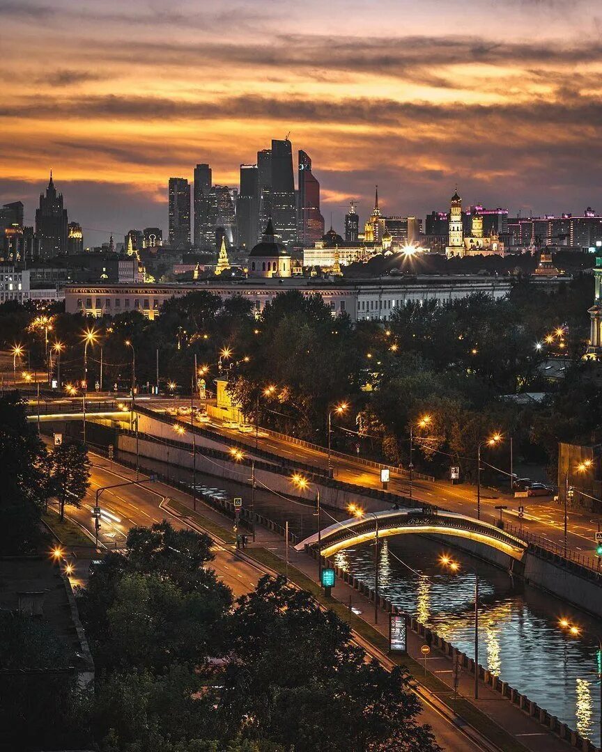 Центр вечер. Китай город ночью Москва. Ночной Вильнюс. Вильнюс новый город. Вечерний город.