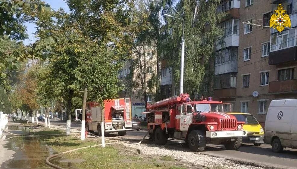 Пожар в володарском районе брянска. Пожар в брянске сегодня в володарском районе. 46 школа брянск пожар.