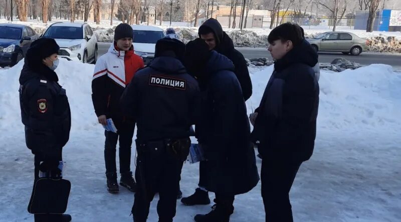 Полиция балаково. Беседа ппс с гражданами. ппс балаково сотрудники. полиция и граждане. служба в полиции балаково.