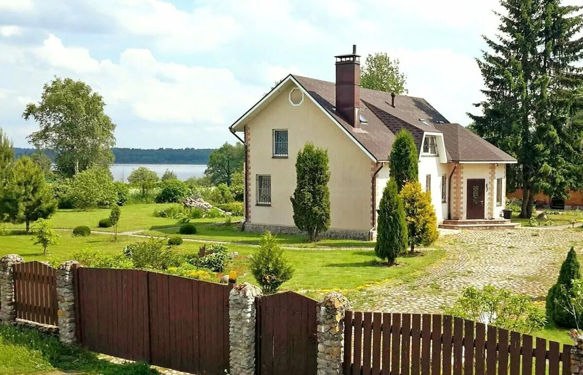 Дом в лесу. Красивый домик. Домик с газоном. Коттедж лето. Частный домик.