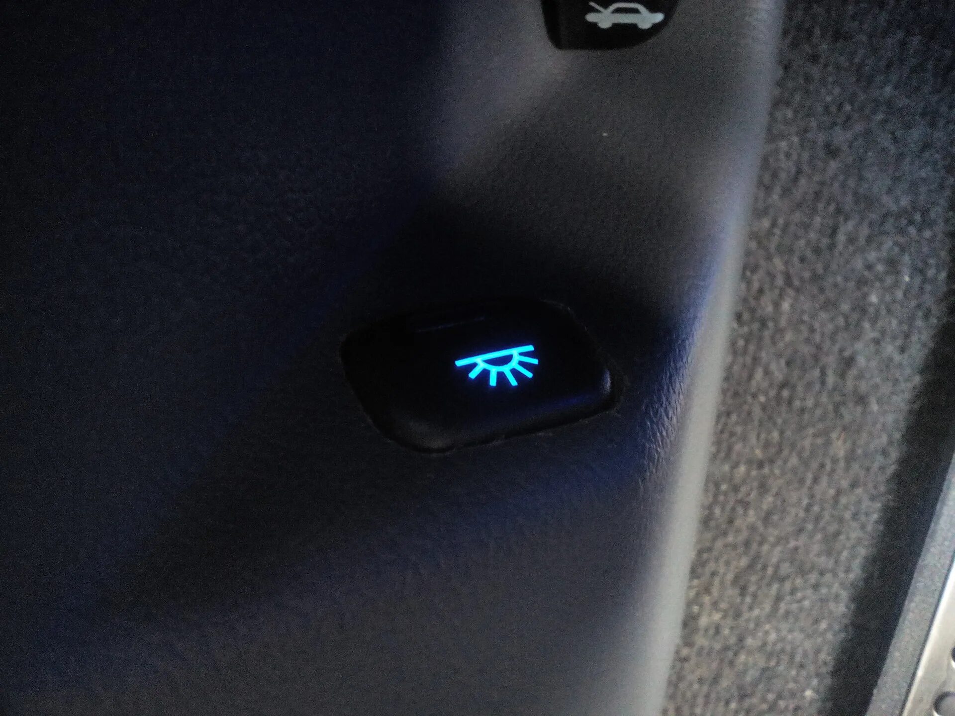 Включить подсветку 10. Honda CR-V 2019 кнопка парктроник. Пежо боксер кнопка включения освещения салона. Кнопка включения освещения салона акцент. Включение подсветки кнопок Лагуна 2.