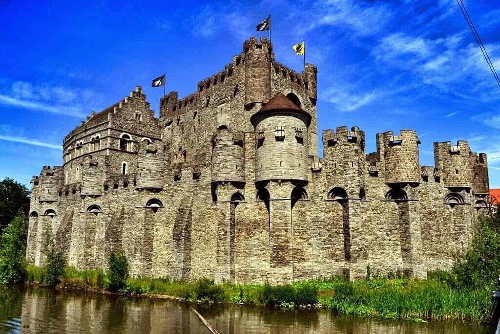 Страна замков какая страна. Замок Гравенстен Бельгия. Замки раннего средневековья в Европе. Замок Вальзен, Бельгия. Каменный замок раннего средневековья.