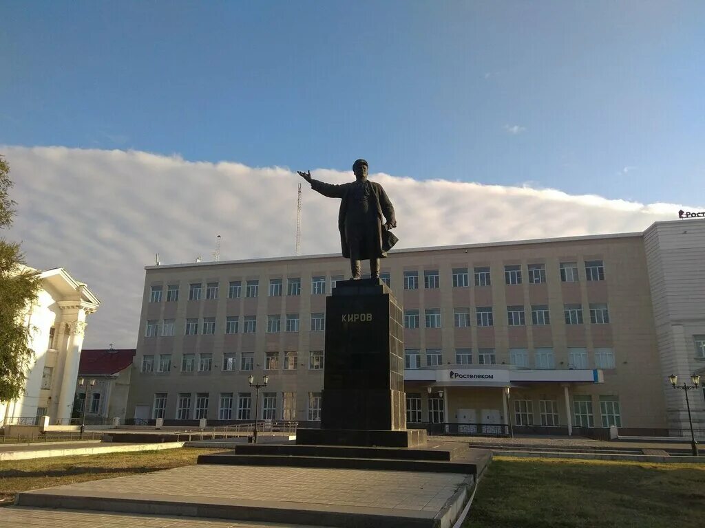 Памятники киров. Сквер Кирова Астрахань. Памятник Кирову в Астрахани. Памятник Кирову Киров памятник. Сергей Миронович Киров Астрахань памятник.