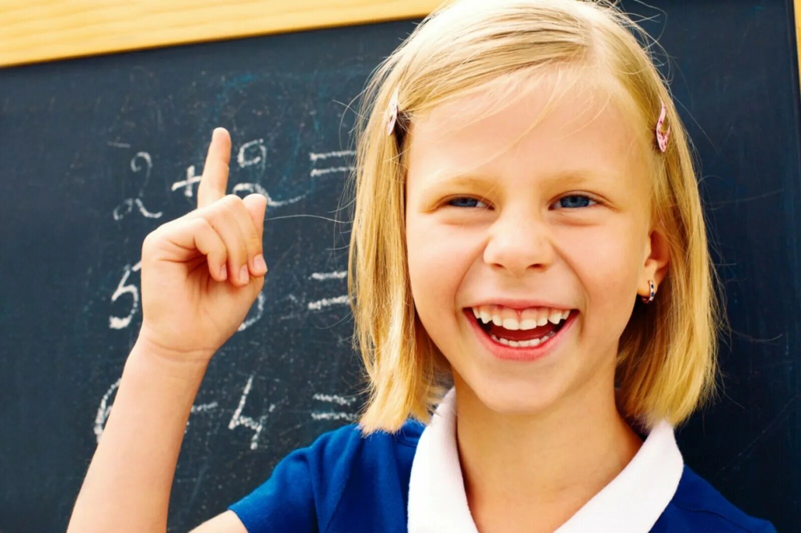 в 4 классе учусь. дети за партой. ученики в школе. счастливые лица школьников. ученик за партой.