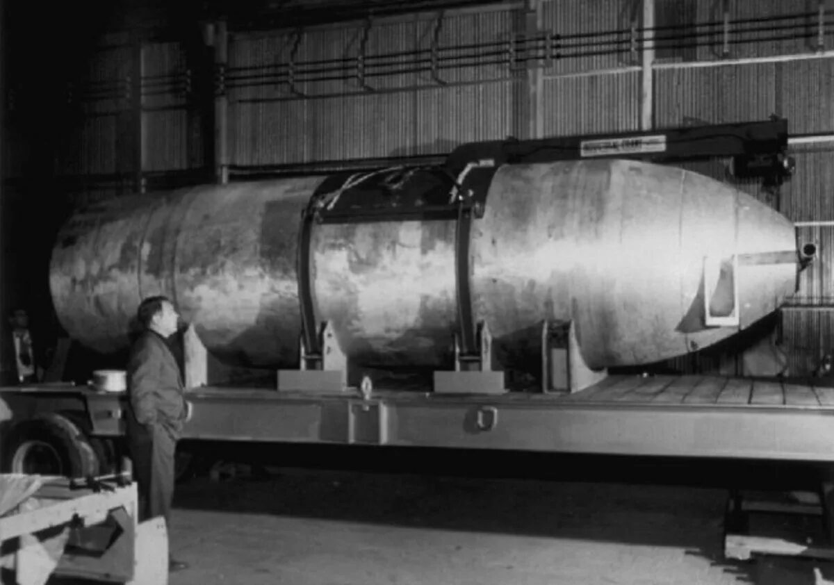 Самая мощная водородная бомба. Водородная бомба США 1952. Водородная бомба Майк. Водородная бомба Кастл Браво. Водородная термоядерная бомба США 1952.
