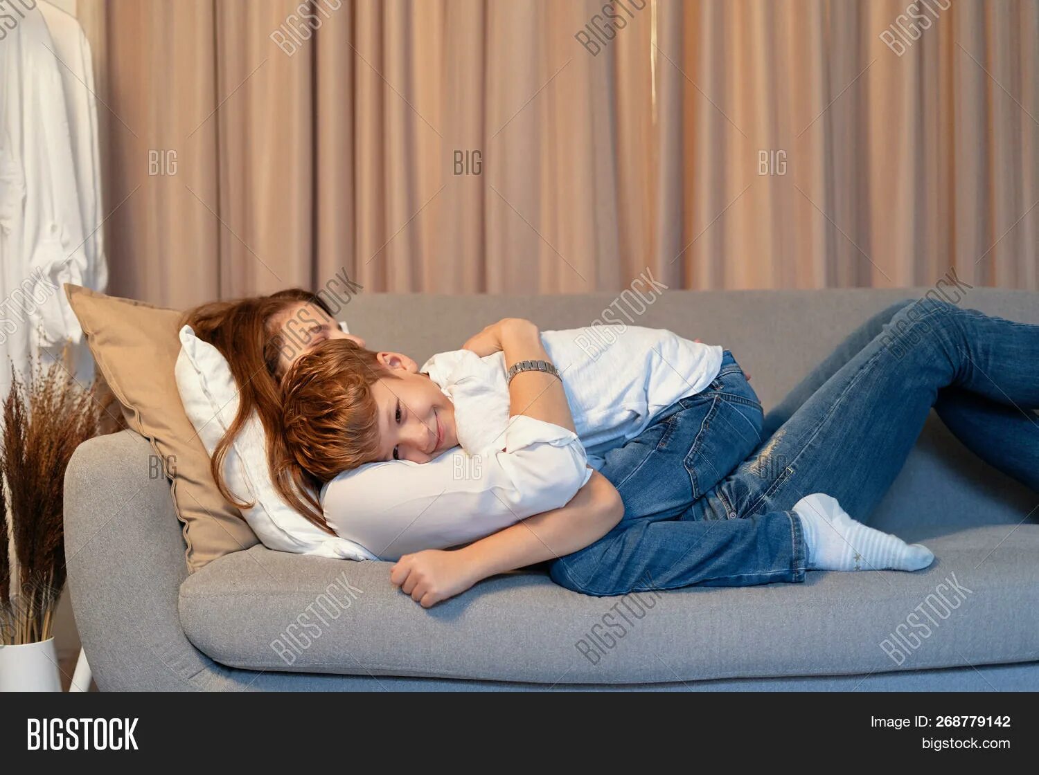 Фотосессия на диване с сыном и мама. Мама с ребенком на диване. Мать обнимает сына на диване. Мать сидит с сыном на диване. Мама друга на диване