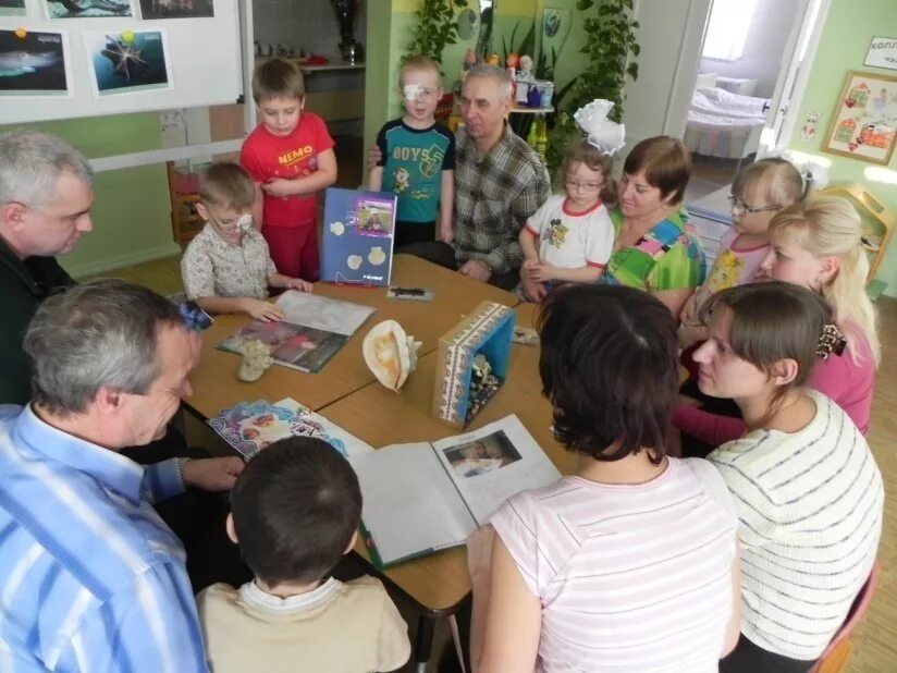 Проект с родителями старшей группы. Родители в детском саду. Родители и дети в ДОУ. Воспитатель с родителями в ДОУ. Родители с воспитателем в ДОУ.