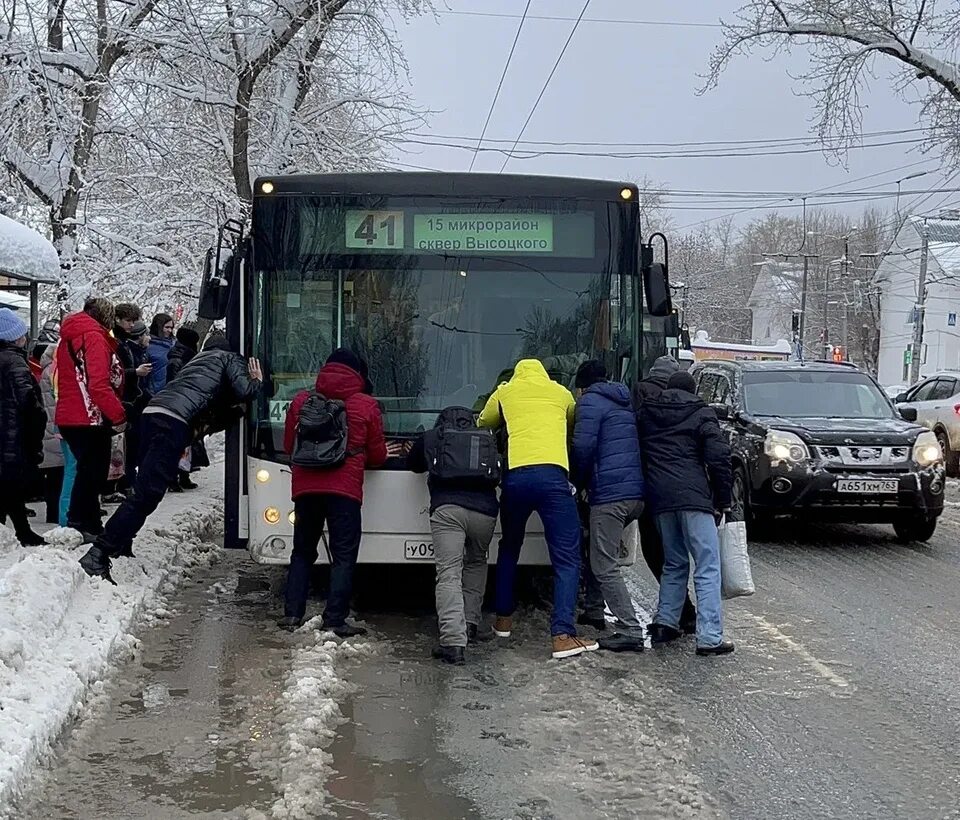 4 февраля 2015. Толкают автобус. Пассажиры толкают автобус. Толкнули в автобусе. Гололед автобус.