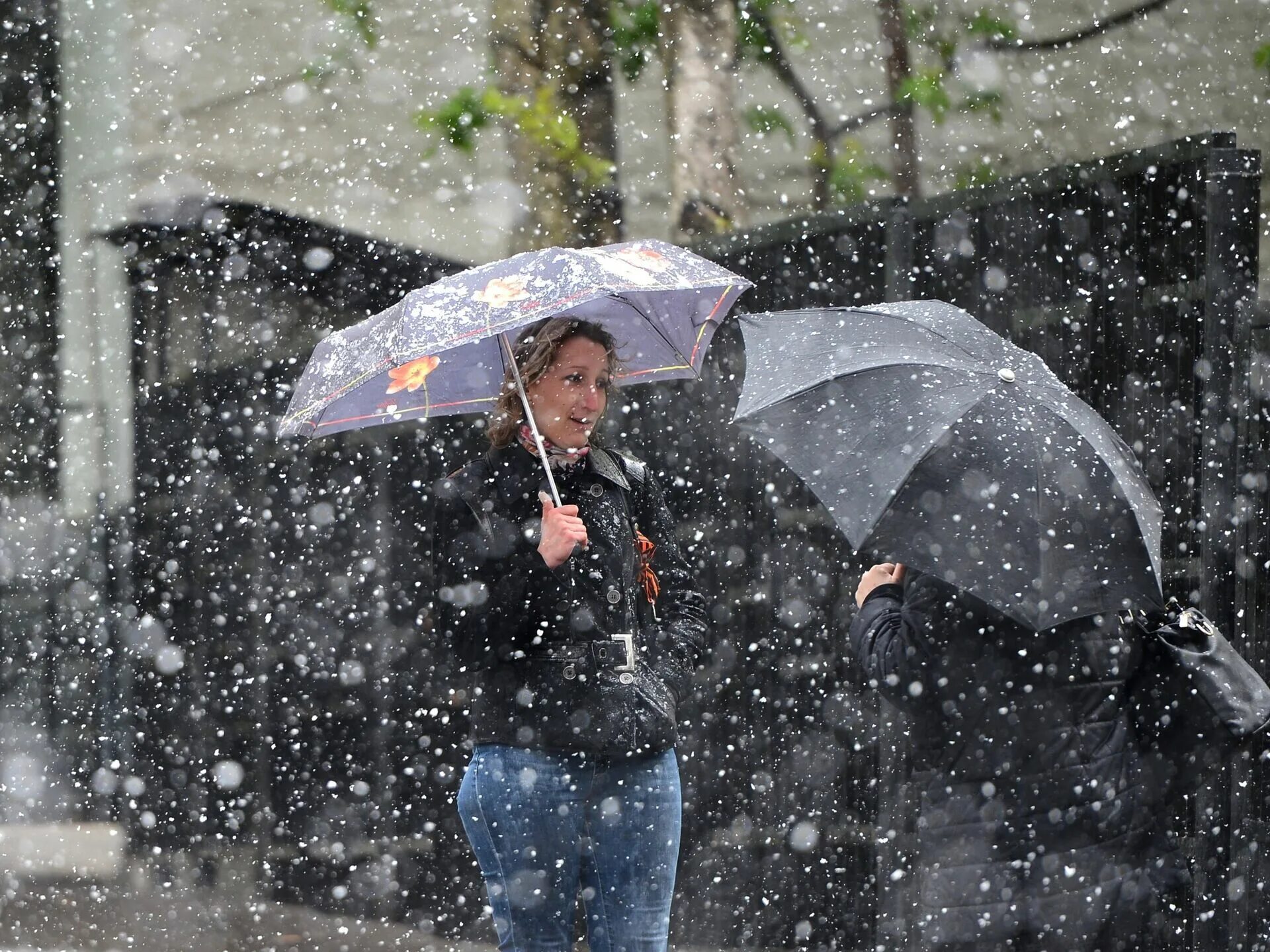 Дождь со снегом девушка. Снег с дождем. Мокрый снег. Снег с дождем. Снег с дождем.