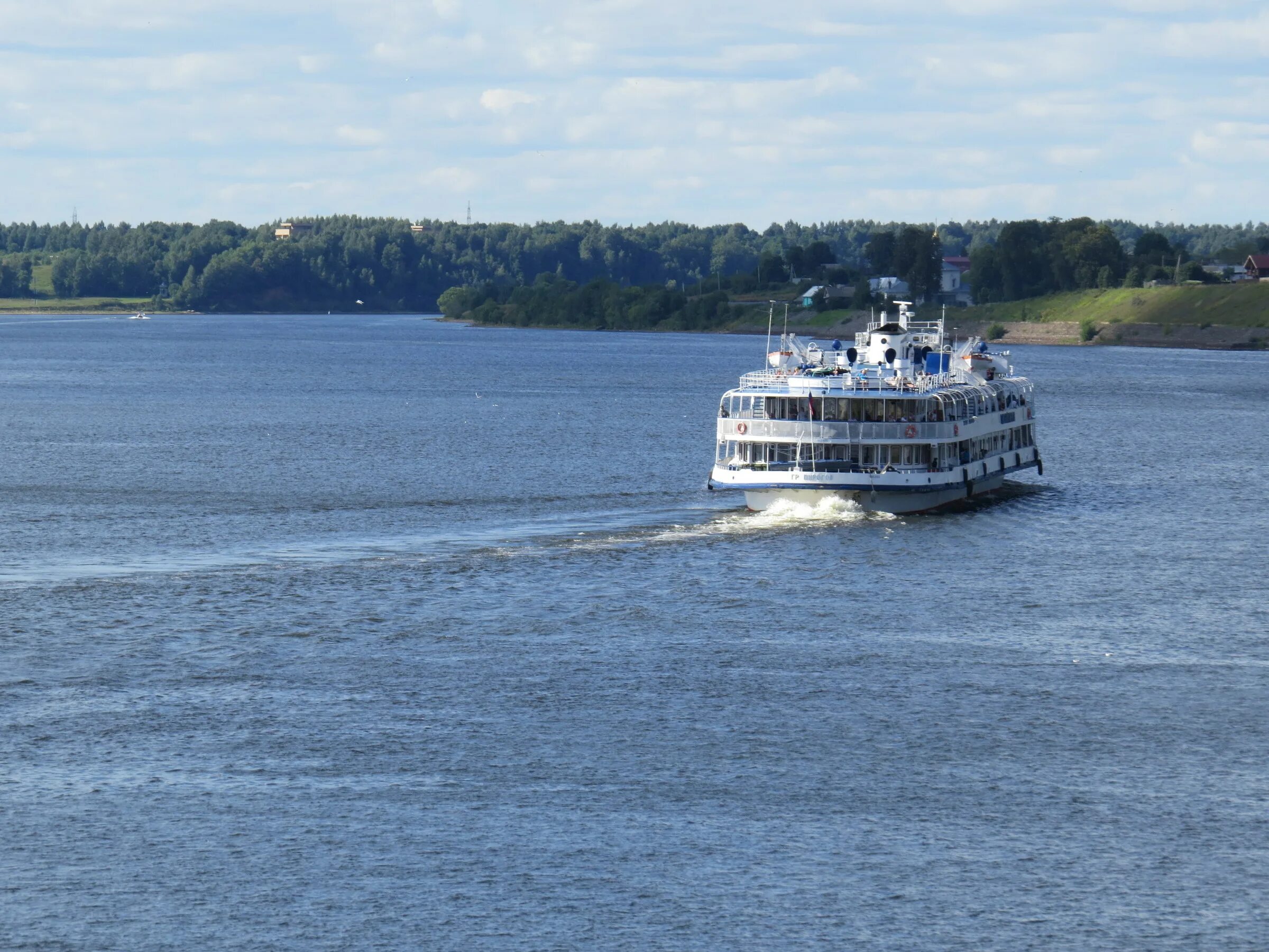Теплоход в море. Белый теплоход гудка тревожный бас. Река круиз россия теплоход нижний новгород. Пароход отчалил от пристани. Теплоход отчаливает.