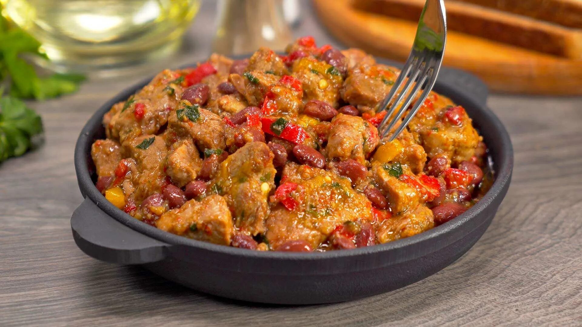 Фасоль с мясом и овощами рецепты. Свинина тушеная с овощами. сковородочка со свининой и овощами. свинина с фасолью. свинина с фасолью на сковороде.