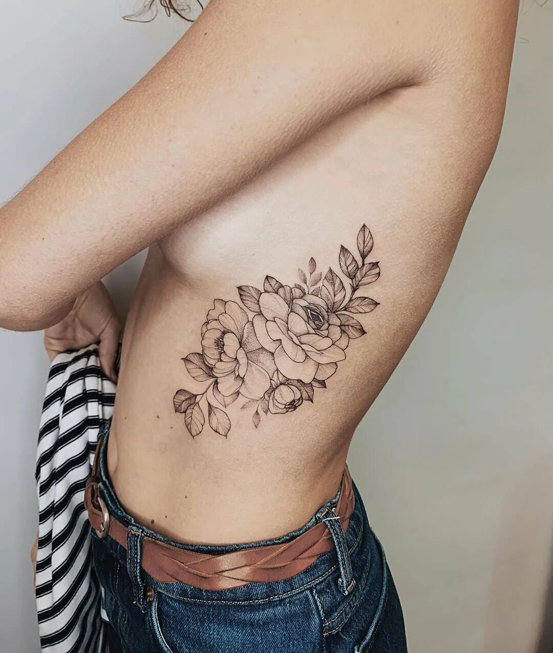 Тату на ребрах для девушек. Тату на ребрах. Маленькие тату на ребрах. Татуировки на ребрах у девушек. Маленькие тату для девушек.