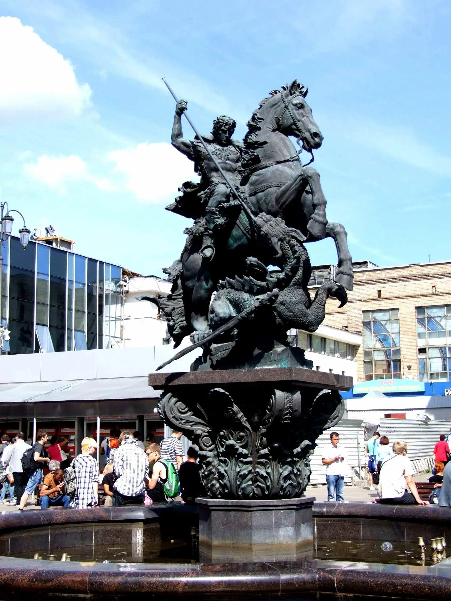 Где памятник. Георгий Победоносец памятник в Москве. Ярославский вокзал памятник Георгию Победоносцу. Фонтан Георгий Победоносец Ленинградский вокзал. Фонтан Георгий Победоносец на Комсомольской площади.