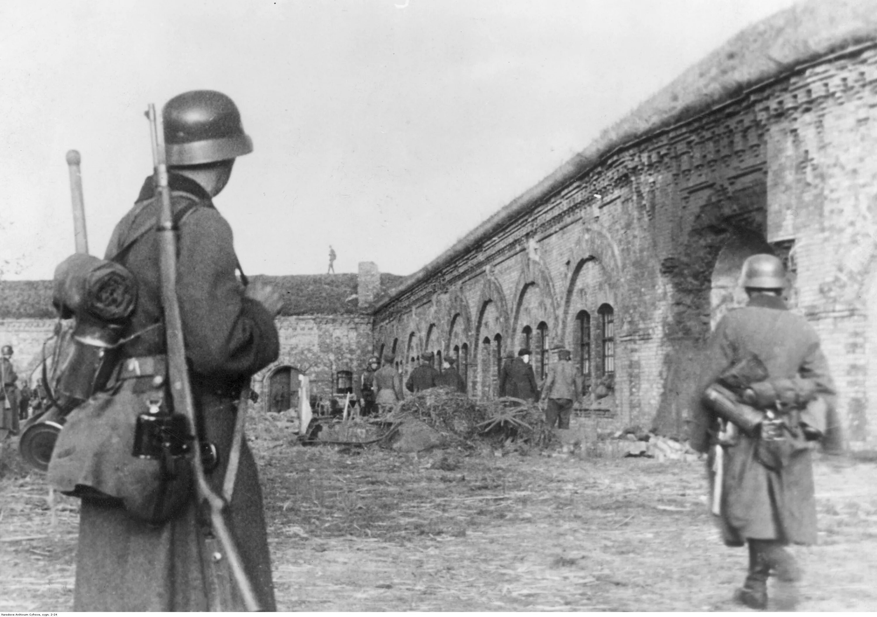 Вермахт польша. Взятие польши 1939. польско немецкая война. польша 1941. картина немецкие войска в польше.