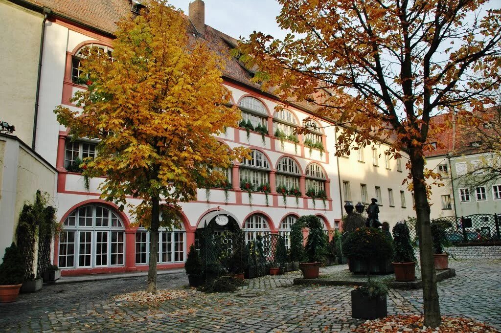 дворец schloss мюнстер. резиденция епископа. аугсбург дворец. вюрцбург дворец епископа. замок леопольдскрон.