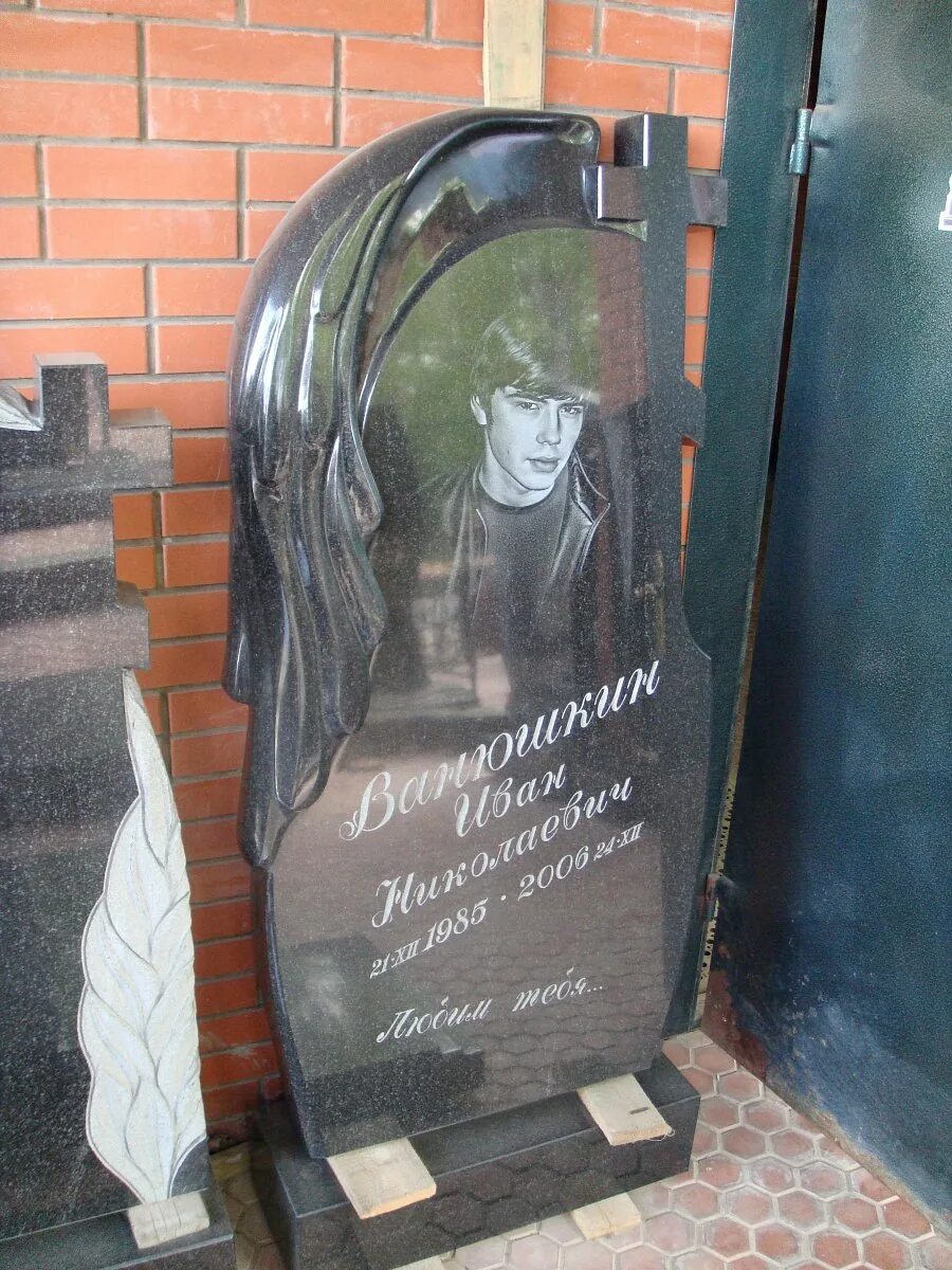 Памятник молодому парню. Памятники из черного мрамора. памятник черный мрамор. памятник на черном граните. памятник из черного гранита.