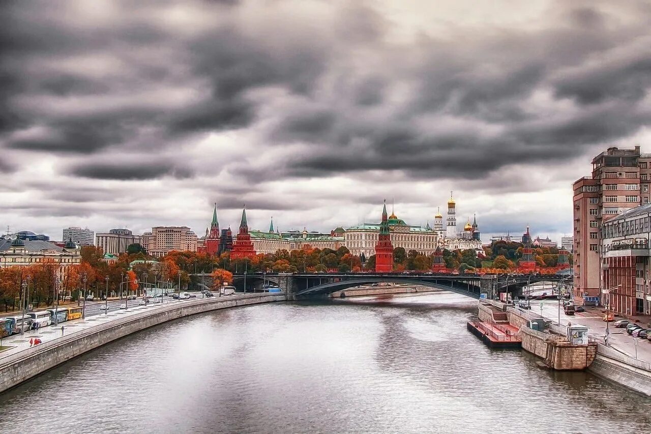 Москва река панорама. Москва облачно. Москва пасмурно. Москва летом.