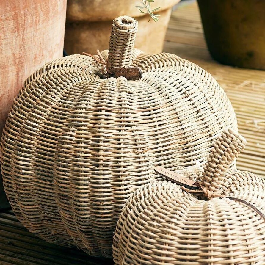 Тыква из бумажной лозы. Плетеная ваза. Плетение из ротанга тыкву. Тыква плетеная. Тыква из ротанга.