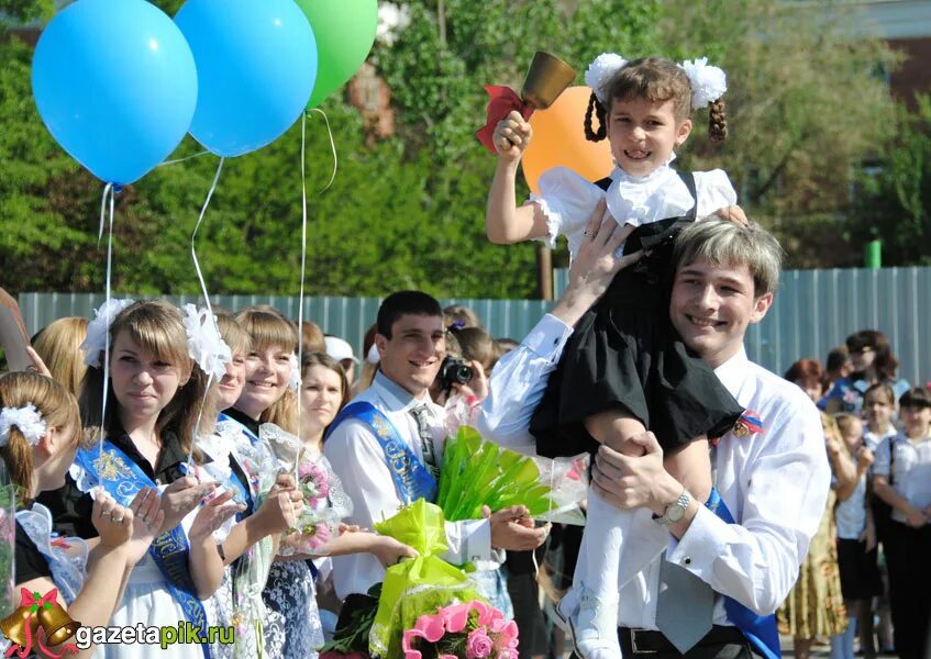 11 школа каменск шахтинский. Последний звонок СОШ 9 Каменск Шахтинский. 9 Школа в Каменске Шахтинском. Выпускники 9 школы Каменск Шахтинский. Последний звонок 2011.