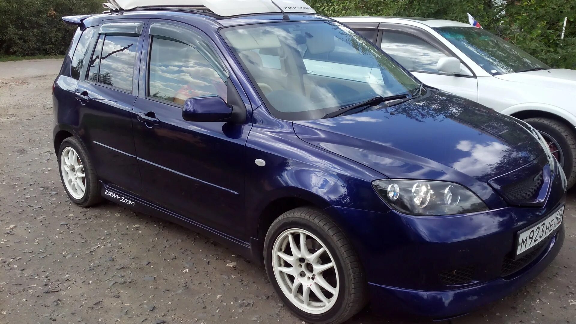 Mazda demio. Мазда демио 2004. Mazda demio колеса. 5 at, 2004. Мазда демио цвет.