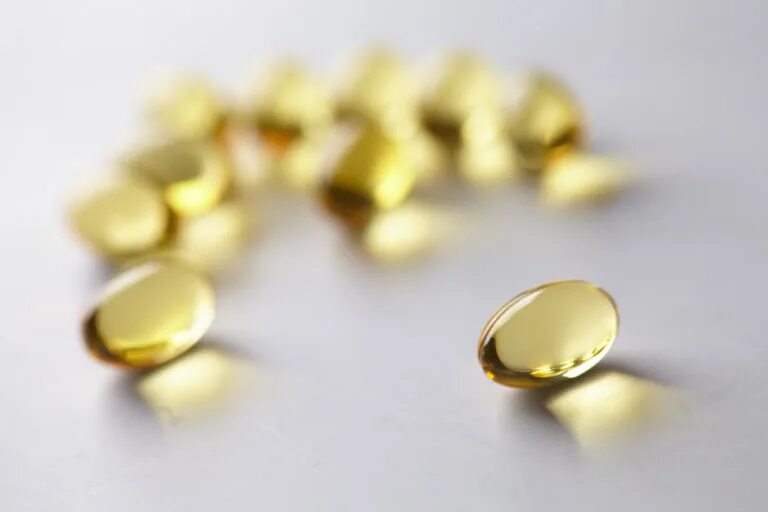 Янтарные таблетки для похудения отзывы. Золотистый таблетки. Золотая капсула. Витамины золотистые таблетки. Таблетки с золотой окантовкой.