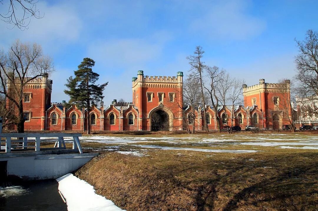 Конюшни в петергофе. Императорские дворцовые конюшни Петергоф. Петергоф конюшни Бенуа. Императорские конюшни в Петергофе Бенуа. Царские конюшни в Петергофе.