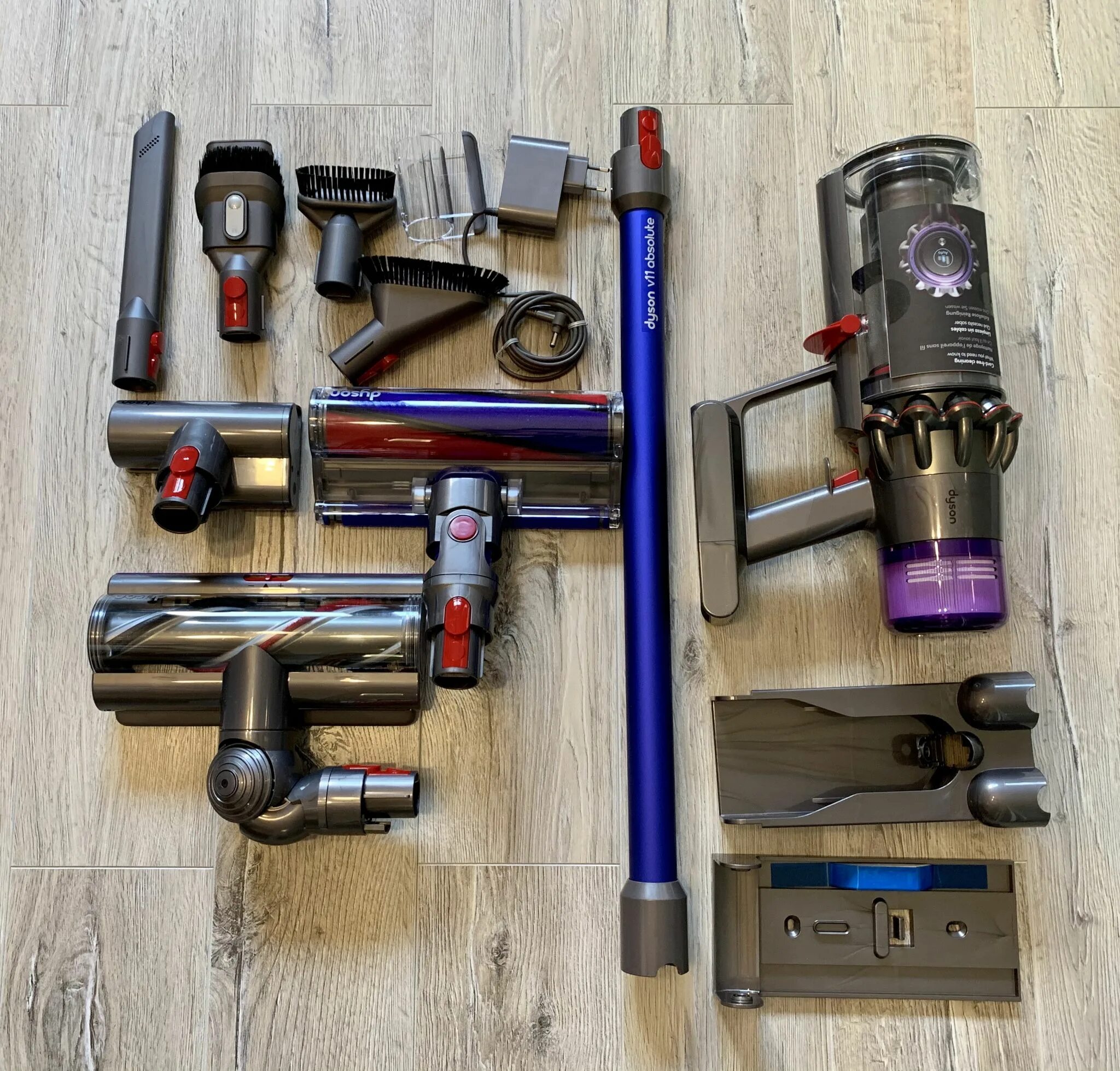 Купить дайсон v12. Дайсон v11 absolute. Пылесос Dyson v11 absolute. Пылесос Дайсон 11. Dyson v11 absolute насадки.